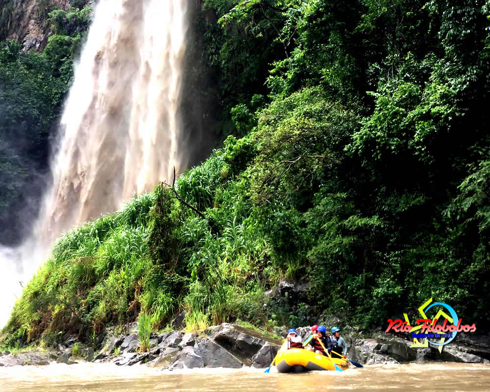 Descenso en la cascada El Encanto del río Filobobos Veracruz México